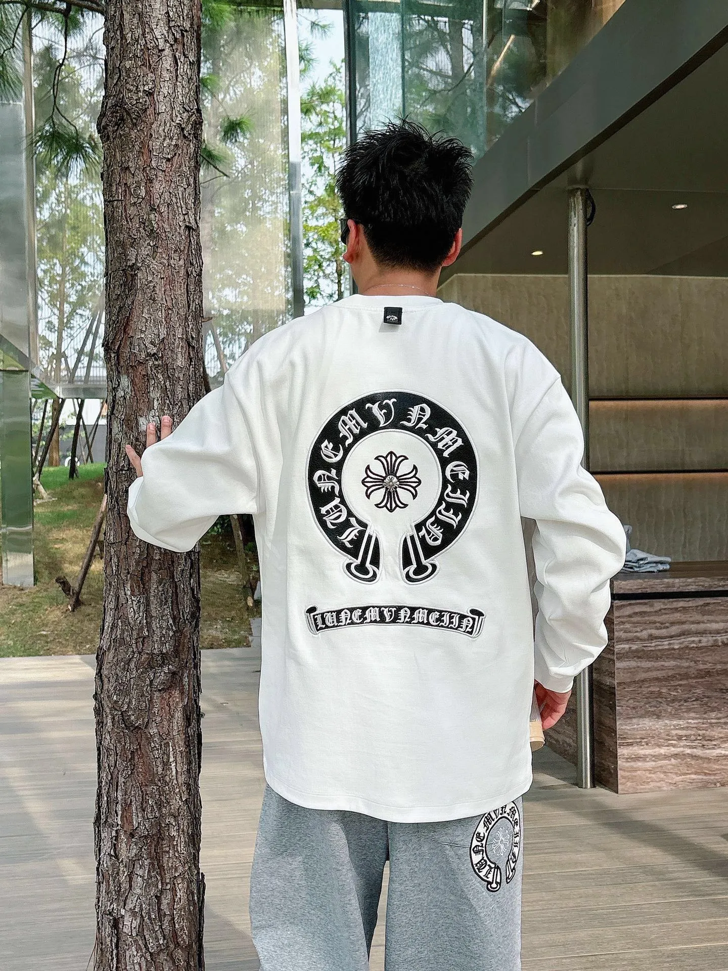 Clothes P 400💰 Pants P 446💰ChromeHearts Chrome Heart Round Neck Long Sleeve Pursuit of quality and absolute guarantee of quality! Using double-sided cotton fabric, the texture is clearly visible, the texture is soft, delicate and smooth, and the customized three-dimensional embroidery and leather patchwork technology is full of drape! The workmanship is fine and the shoulder lines are smooth. All imported chain machines are used to make the shoulder rolling strips. It has a certain thickness and is not made of cheap material but has a shiny feel that is comfortable and not tight on the upper body. It is the most avant-garde street item that can be easily matched by both men and women!  Color: black white Size: m-3xl Style number: 3576➕3750